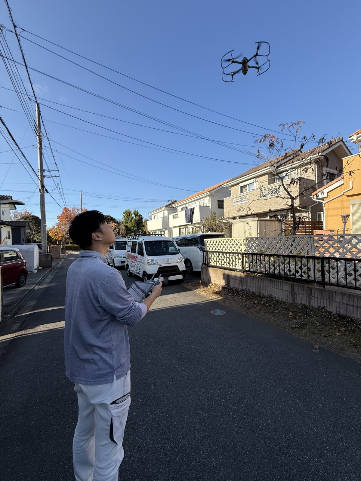 戸祭塗装によるドローン屋根調査の様子。住宅街での安全な飛行点検。